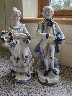 Paar Porzellanfiguren im viktorianischen Stil in weißem und blauem Blumenmuster