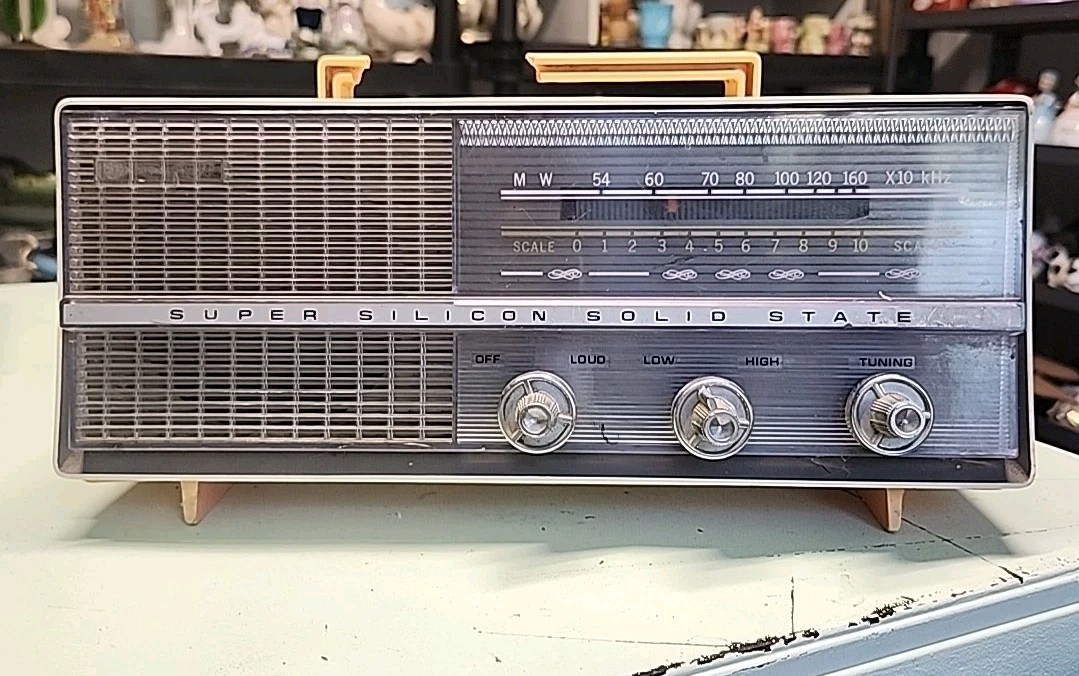 RARE! Korea GOLD STAR SUPER SILICON SOLID STATE RADIO FOR PARTS