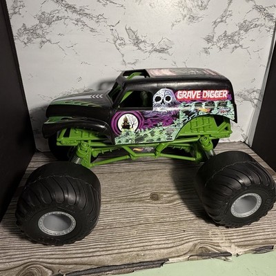 Mattel Hot Wheels Monster Jam Grave Digger Giant Truck 17'' x 10'' 1:10 Scale
