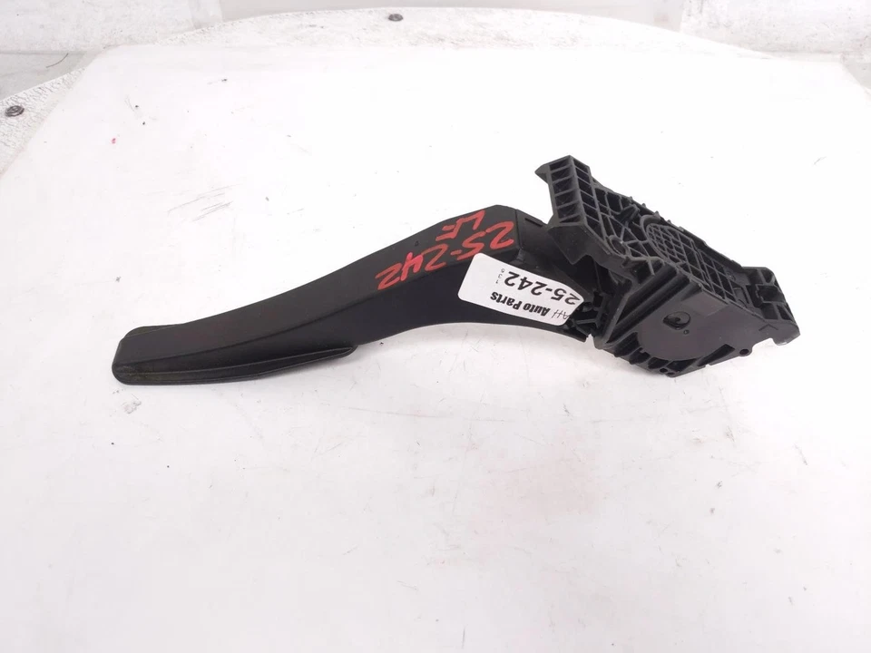 2017-2025 Chrysler Pacifica Gas Accelerator Pedal 4581677Ab - Image 2 of 4