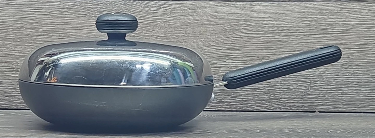 Meyer Circulon 9" Fry Pan Skillet w/Domed Lid Nonstick Hard Anodized USA
Opens in a new window or ta