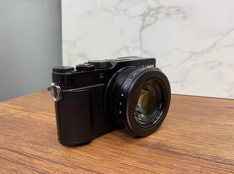 Cámara compacta Panasonic LUMIX DC-LX100 II M2 4K con lente Leica F1,7-2,8 24-75 mm Foto 3 de 4