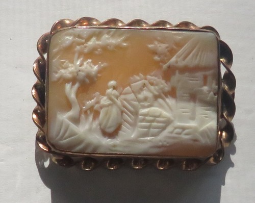 Vintage Carved Cameo Brooch Gold Tone Twist Frame / Shell / Square - Picture 4 of 12