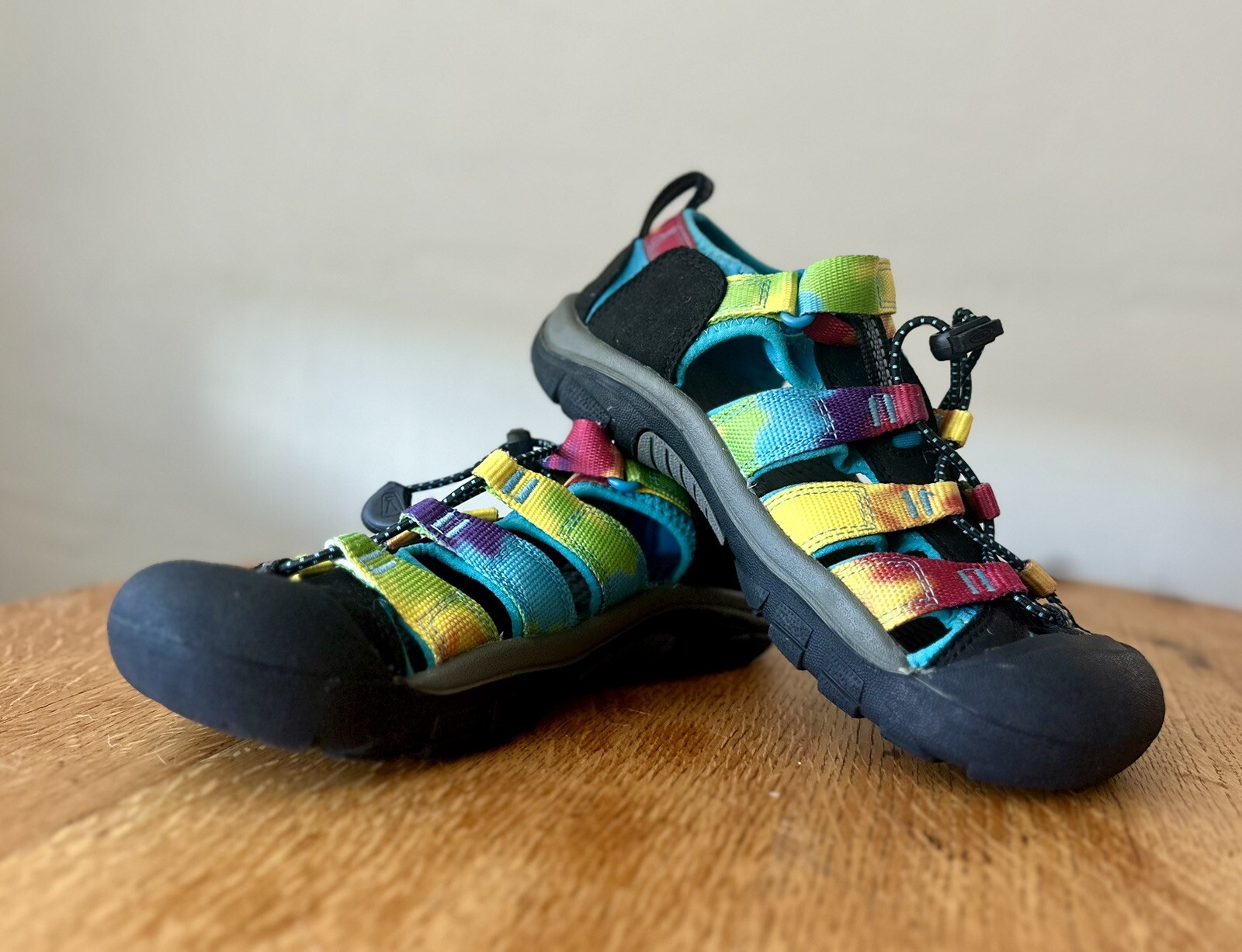 Sandali da acqua unisex Keen Newport H2 grandi bambini taglia 2 scarpe tintura cravatta arcobaleno