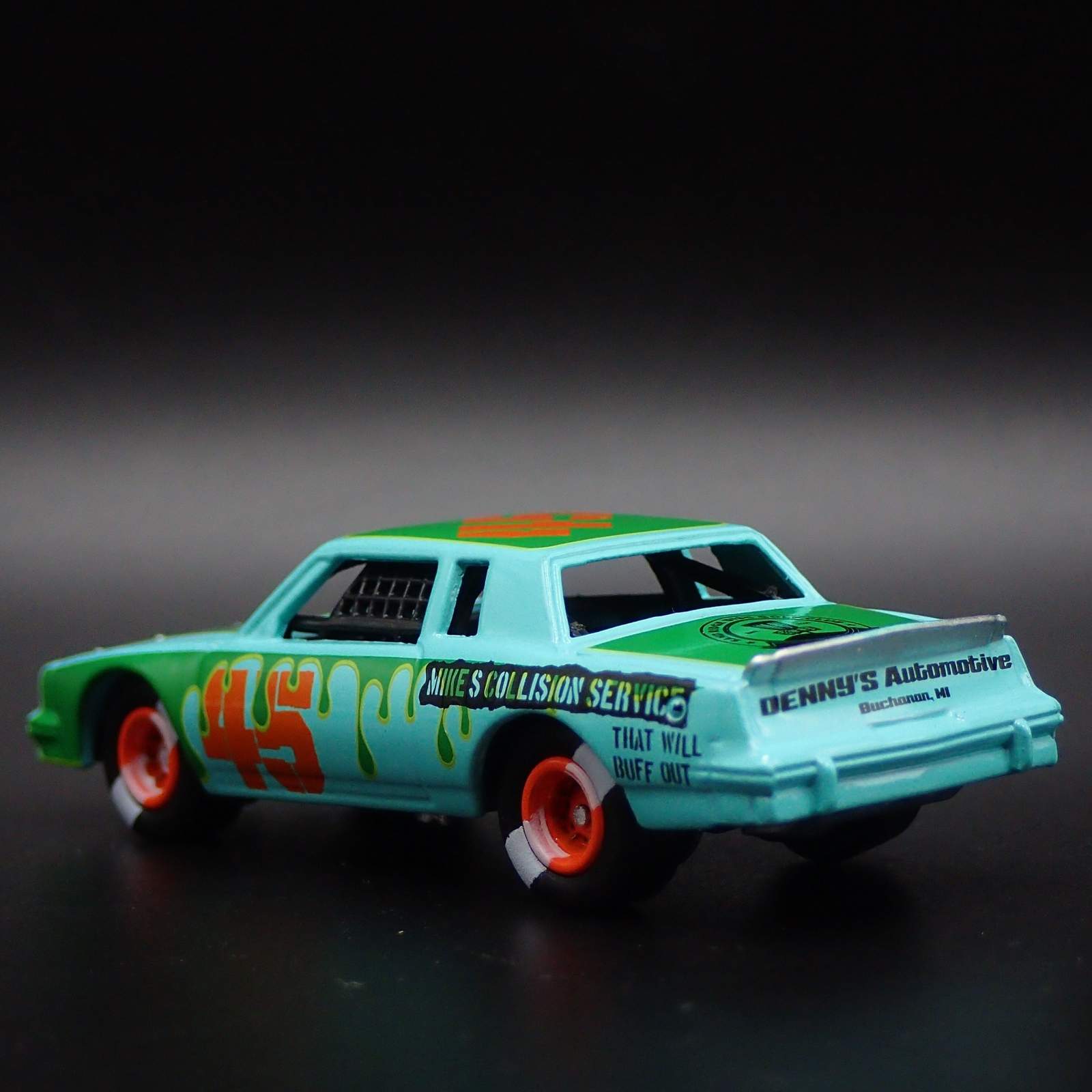 1982 82 PONTIAC GRAND PRIX DEMOLITION DERBY 164 SCALE DIORAMA DIECAST