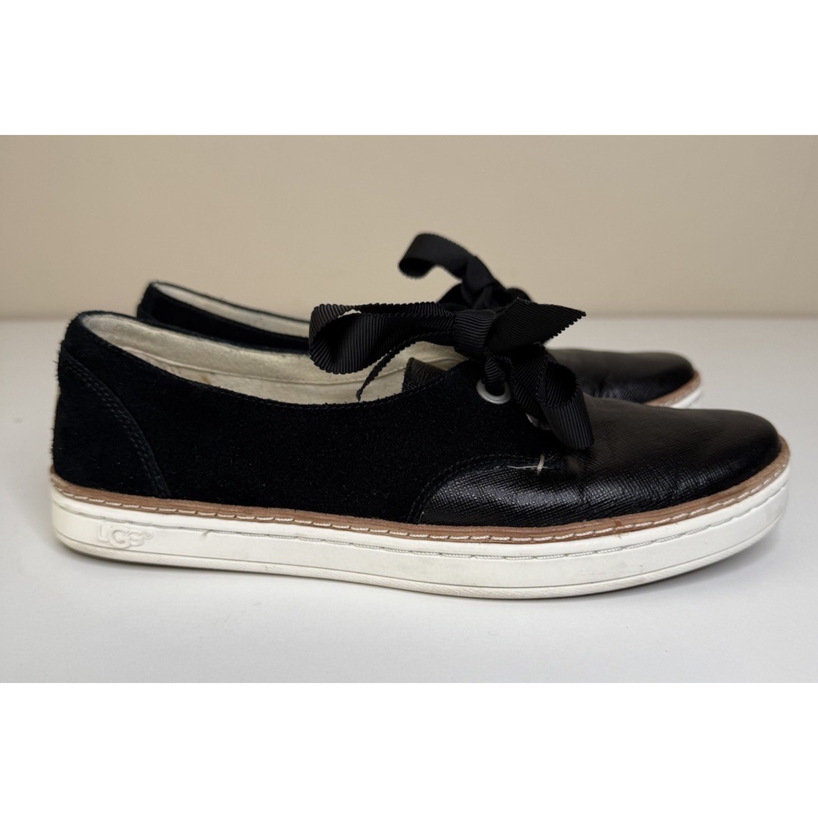 UGG Carilyn Black Leather Loafers Womens Size 6 Wool Lined Boat Shoes