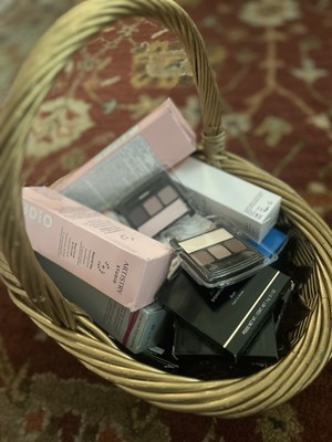 16 items Cosmetic Bascket (IF YOU ONLY WANT CERTAIN ITEMS LET ME KNOW )