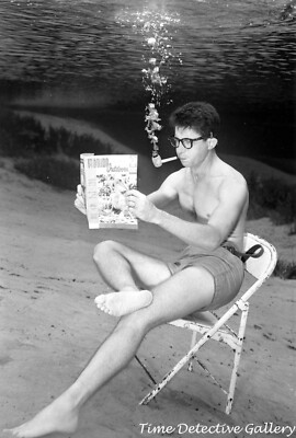 Reading a Magazine Underwater, Florida - 1956 - Poster in 4 Sizes
