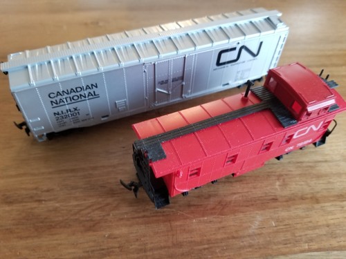 CN Caboose 694 RED + Box Car 8042 SILVER (2pk bundle) | Zustand: New