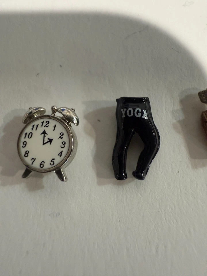 Medallón grande Origami Owl plateado torcido con cara de esmalte rojo y 4 dijes Foto 3 de 4