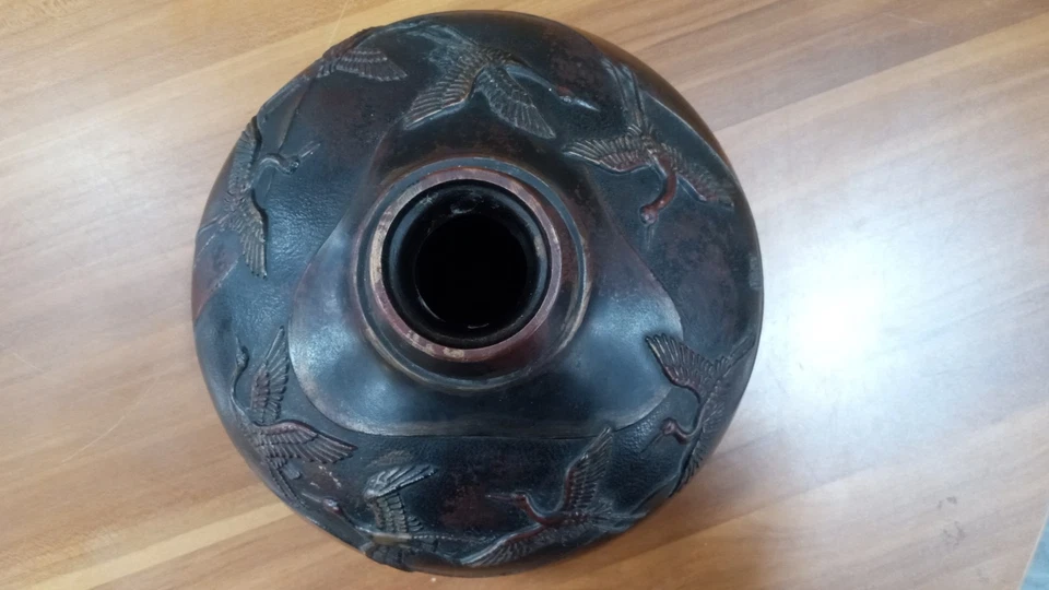 Guindastes de vaso de bronze do período Meiji japonês 7-1/8" diâmetro, 5-1/2" altura - Imagem 4 de 4