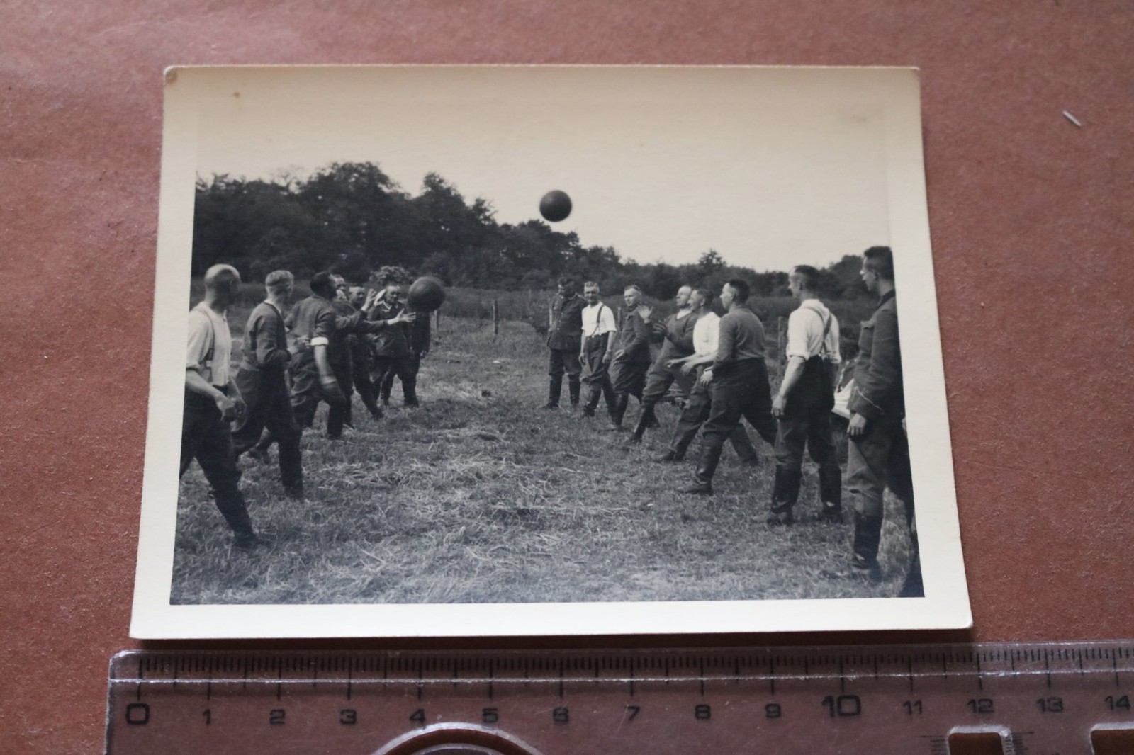 tolles altes Foto Soldaten beim Frühsport - Medizinball werfen