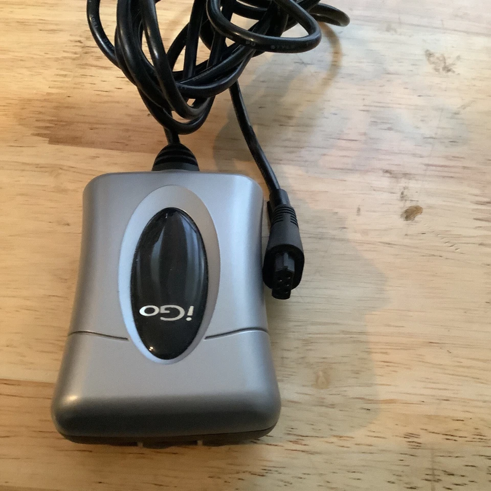 Adaptador de CA IGO modelo 6630043-0311, plateado y negro Foto 2 de 4