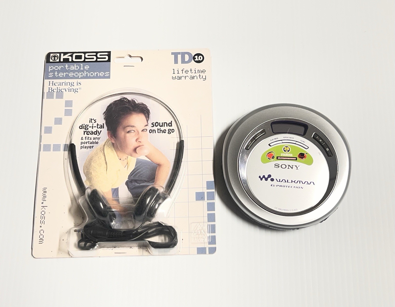 - Silver D-ej621 Nice W/ Headphones