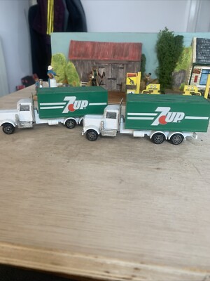 2x Corgi 7UP Trucks - gebrauchter Zustand