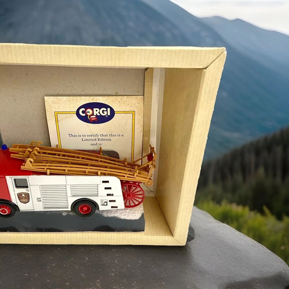 Juego de 4 camiones de bomberos clásicos Corgi Mattel Reino Unido Chicago Die Cast Fire Engine Foto 3 de 4