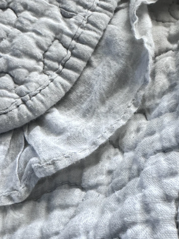 "Cubierta de edredón floral gris y blanco Simply Shabby bordes con volantes 86""x86"" reversible" Foto 3 de 4