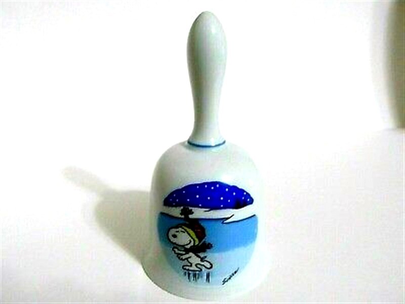 SNOOPY PEANUTS CHARLIE BROWN SCHMID VINTAGE PORCELAIN CHRISTMAS HAND BELL 1982