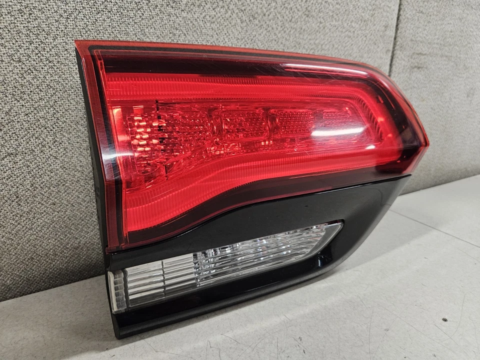 Luz trasera montada en la puerta del pasajero derecha Jeep Grand Cherokee WK 2014-2022 borde negro Foto 3 de 4