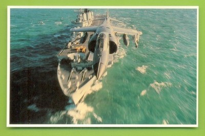 EIN SEA HARRIER SCHREIT IN AKTION ÜBER UNBESIEGBAR. FALKLAND TASK FORCE POSTKARTE