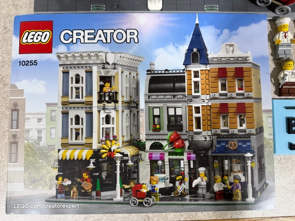 LEGO CREATOR: Assembly Square (10255) 100% With Figures And Instructions - Image 4 of 4