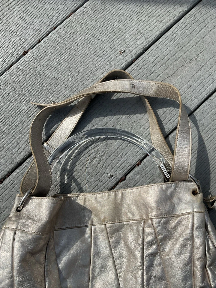 Cartera FURLA plateada metálica con asa Lucite y correas de cuero ajustables Foto 3 de 4