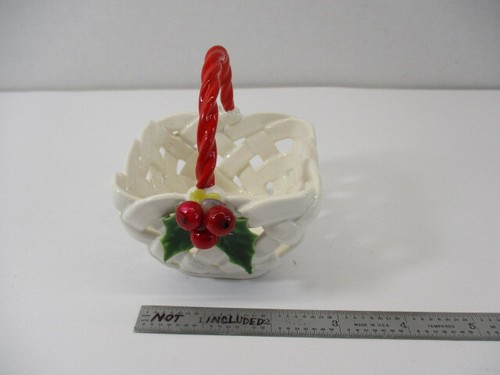 Vtg WHITE "WOVEN" CERAMIC Basket Square Holly Berries Christmas Holiday Taiwan - Picture 2 of 11