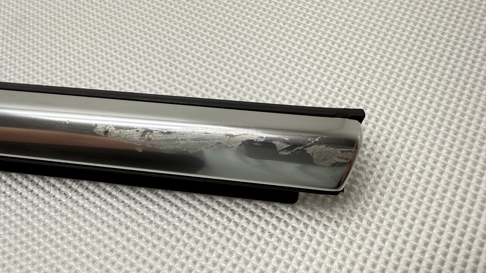 2017-2020 MASERATI LEVANTE REAR LEFT SIDE DOOR WINDOW BELT MOLDING 670137151 OEM