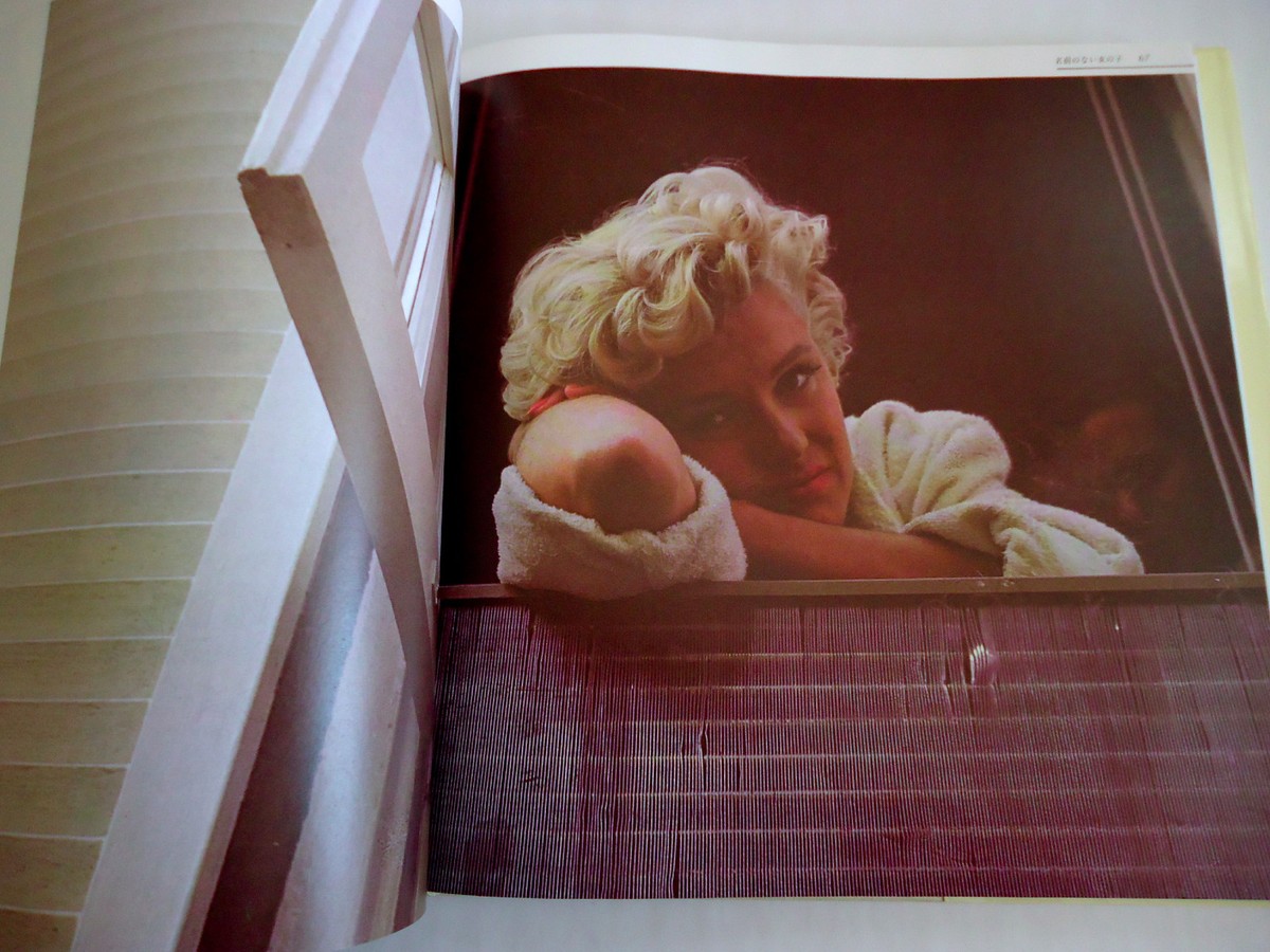 MARILYN MONROE Marilyn Among Friends by SAM SHAW JAPAN PHOTO MARILYN MONROE Marilyn Among Friends by SAM SHAW JAPAN PHOTO