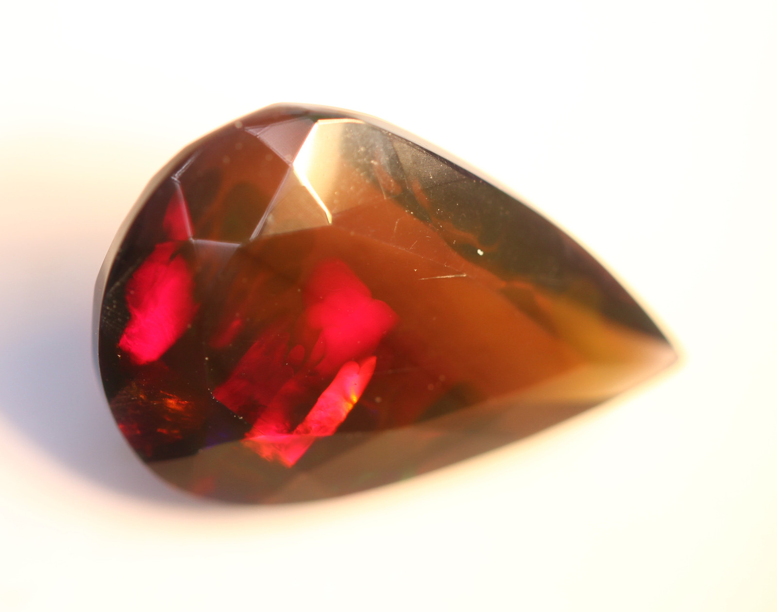 Opale d'Éthiopie Welo de 4,03 ct | Sublimez vos tenues de soirée avec un bijou unique