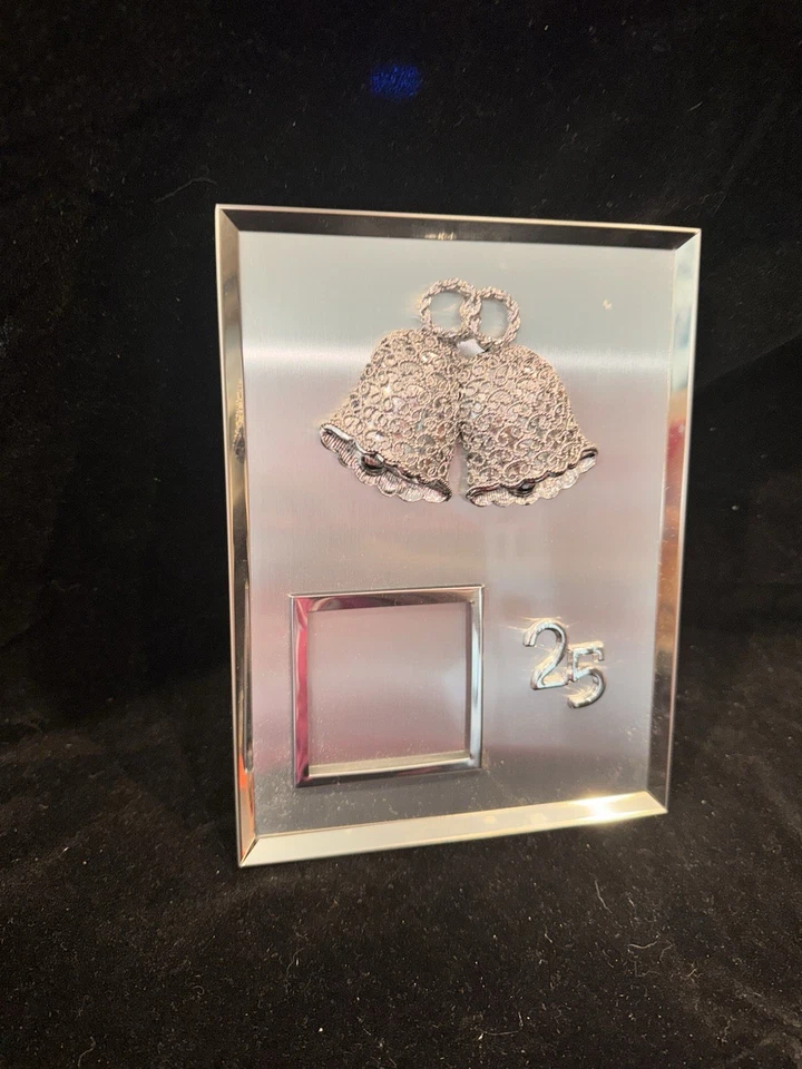 Marco de fotos de colección 25 aniversario 2x2 espacio de fotos plateado tiene caja de música Swank Foto 2 de 4