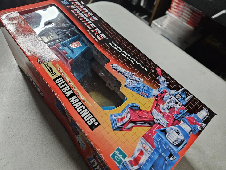 Transformers G1 Commemorative Series I Hasbro Ultra Magnus Figure 2002 NIB - Image 2 of 4