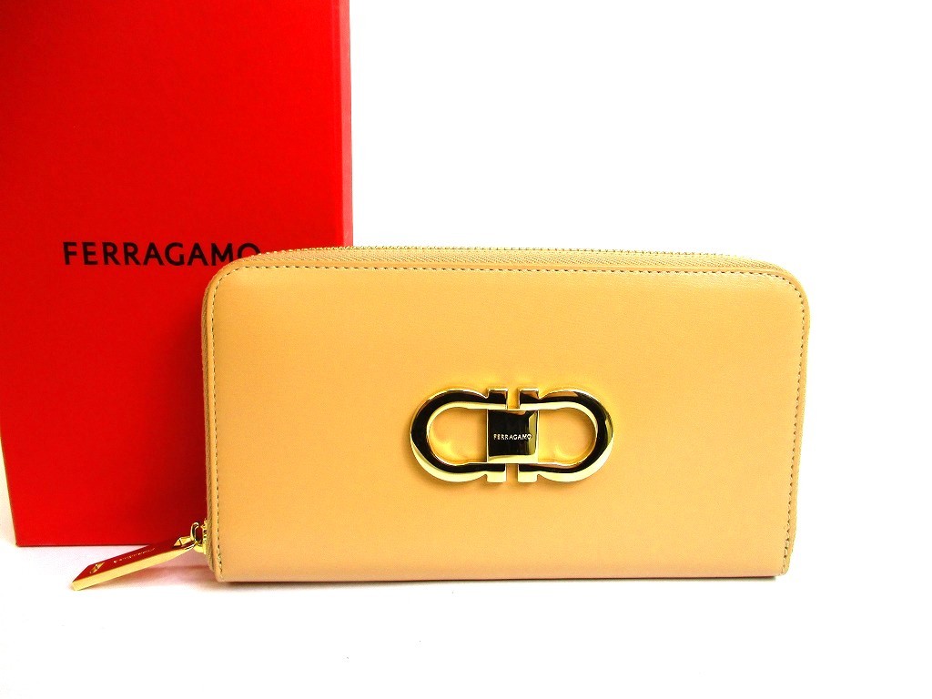 Auth Salvatore Ferragamo Gancini Light Camel Leather Round Zip Wallet #b134