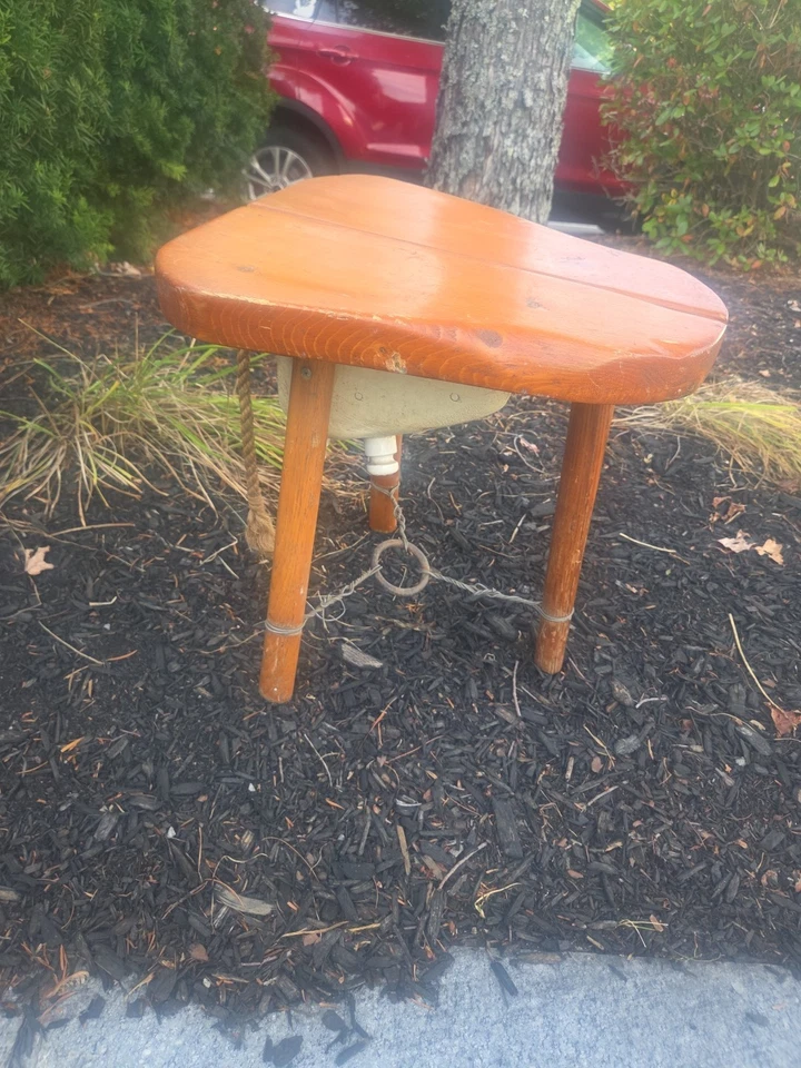 Antiguo taburete de ordeño primitivo con ubres y cola granja primitivas vacas Maine. Foto 2 de 4