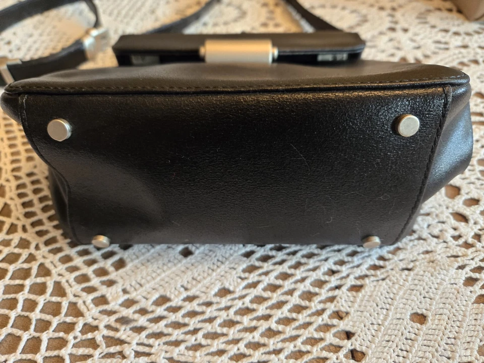 VINTAGE AUTHENTIC MANDARINA DUCK LEATHER BLACK SHOULDER CROSSBODY BAG PURSE - Image 3 of 4