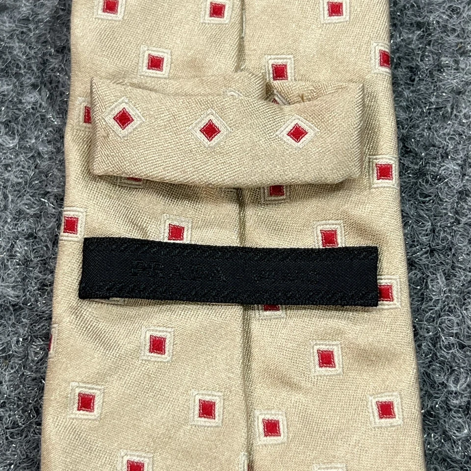 Gravata Prada dourada vermelha geométrica quadrados gravata de seda magra 3" de largura 58" de comprimento Itália - Imagem 4 de 4