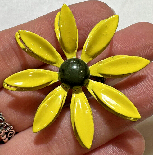 Broche Vintage Fleur Marguerite En Métal émaillé Rose Fluo Et Jaune - Bijou Fantaisie Femme Occasion