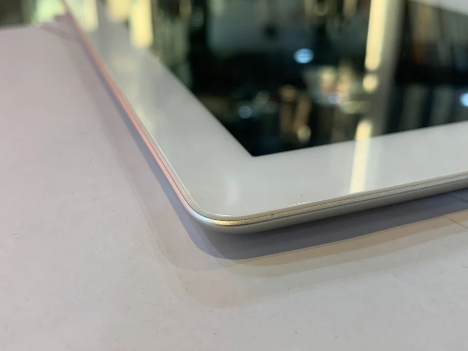 APPLE (A1396) IPAD 2ND GEN 32GB IN WHITE WIFI + CELL - FOR PARTS OR NOT WORKING - Image 4 of 4