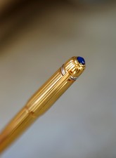 STYLO PLUME CARTIER PASHA METAL PL. OR GODRONS - CABOCHON BLEU - PLUME OR 18 CTS