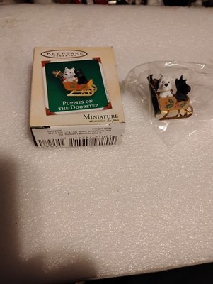 New 2003 Hallmark Puppies On The Doorstep In Sleigh Miniature Ornament