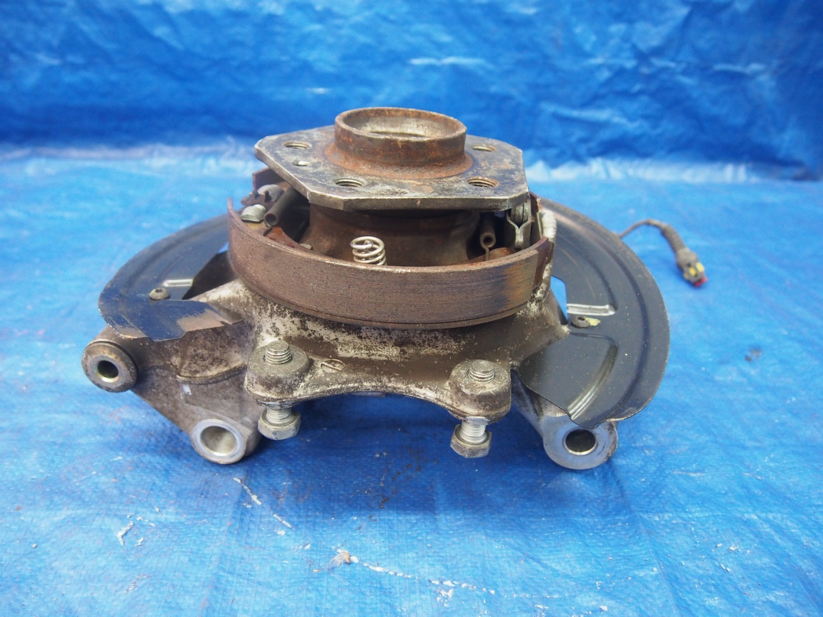 02-06 MASERATI CAMBIOCORSA M138 REAR DRIVER SPINDLE KNUCKLE WHEEL BEARING HUB