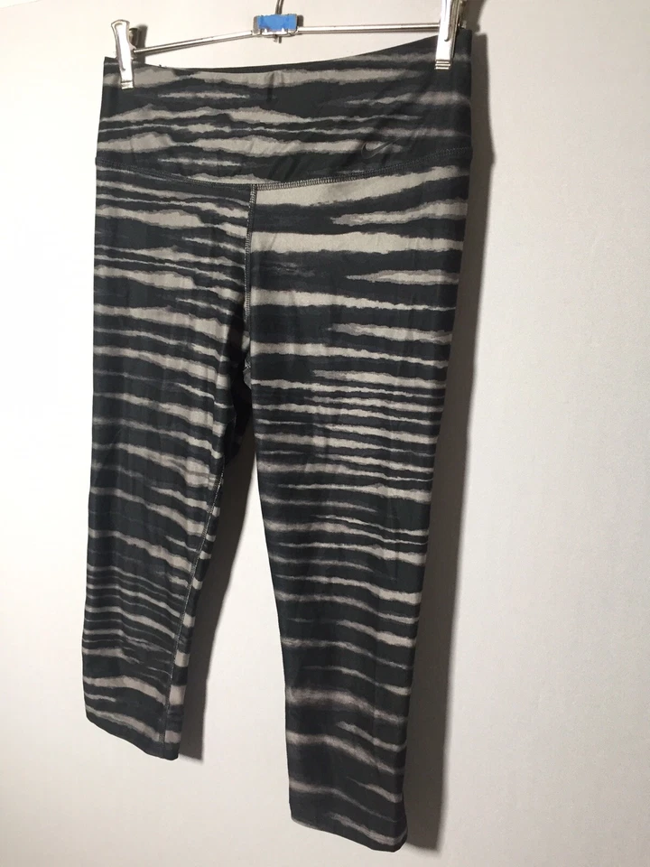Nike Mujer Gris y Negro Estampado Cebra 3/4 Fitness Leggings Talla S Buen Estado Foto 2 de 4