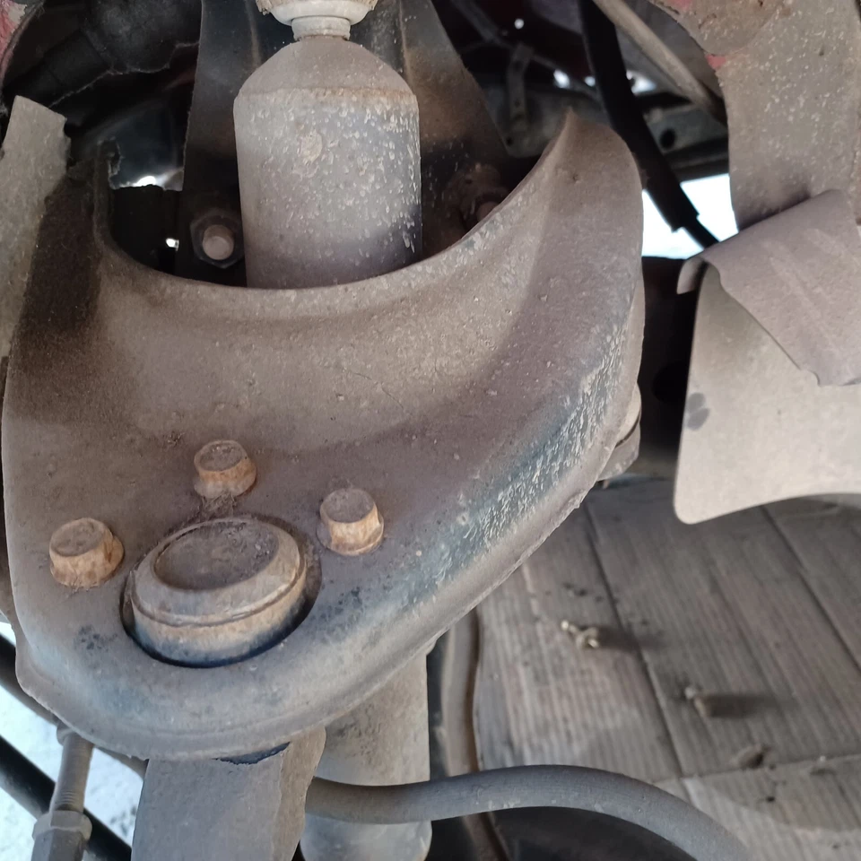 90 MAZDA B2200 BRAZO DE CONTROL SUPERIOR DELANTERO IZQUIERDO LH USADO 2x2 Foto 3 de 4