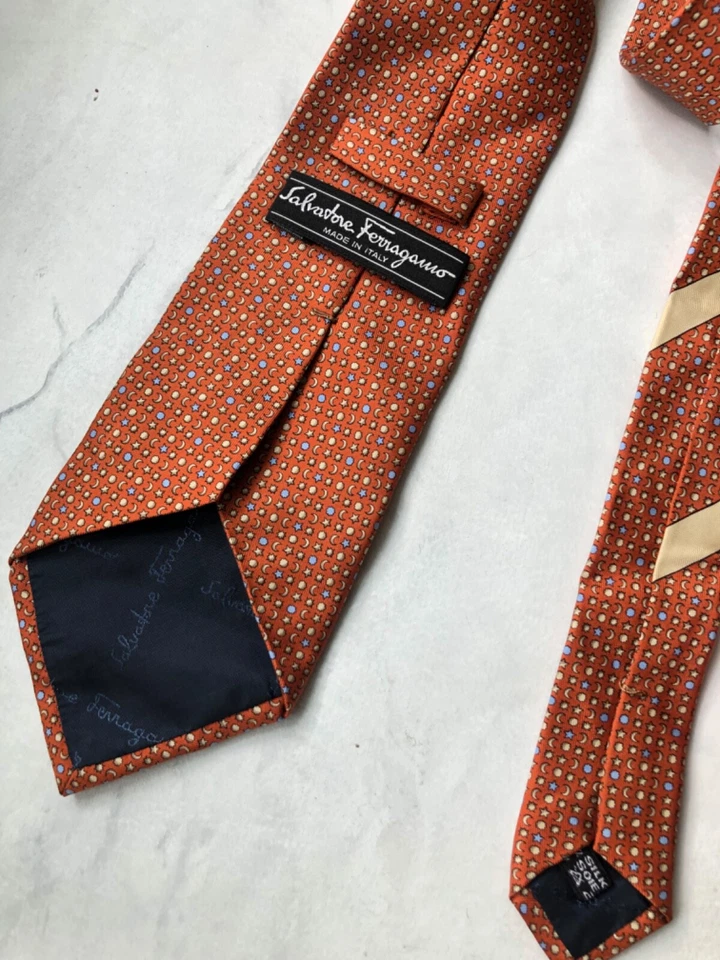 Gravata de seda Salvatore Ferragamo Itália vintage pontos padrão lua e estrela ⭐️ 🌙 - Imagem 2 de 4