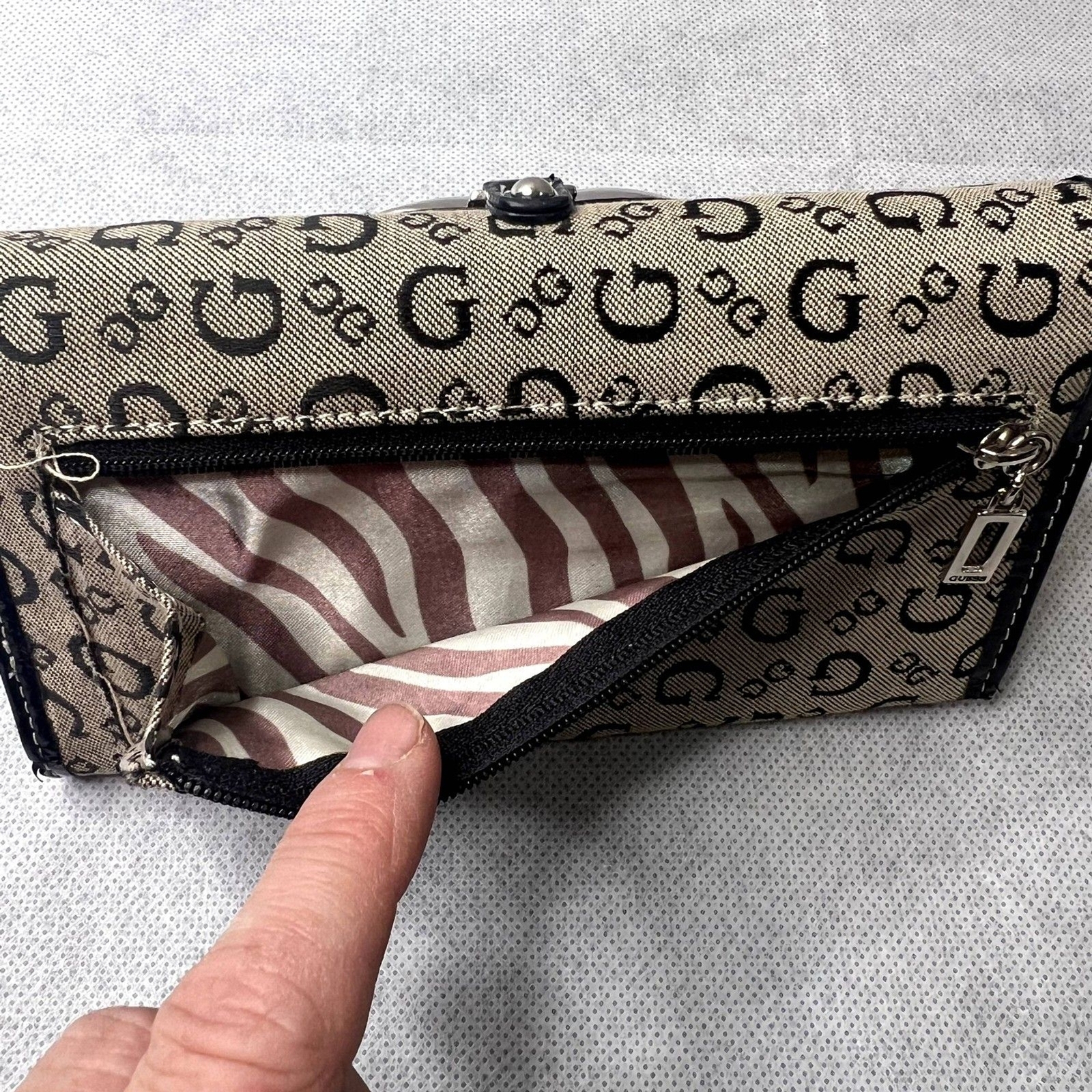 Guess Logo Wallet Trifold Basic Neutral - image 7