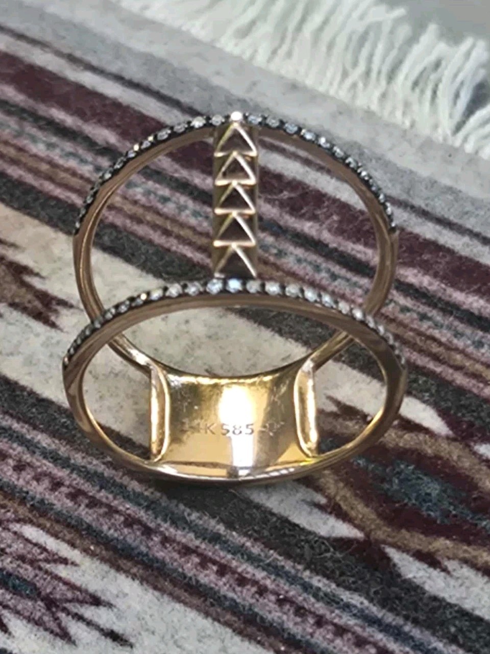 14k Solid Gold Split Shank Ring With Pyramid Stud… - image 3