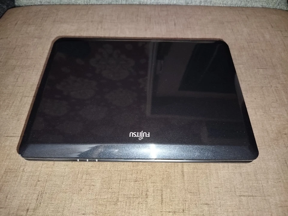 Classic FUJITSU M2010🔥 Netbook – Vintage Mini Laptop, 2GB RAM, 120GB SSD - Image 3 of 4