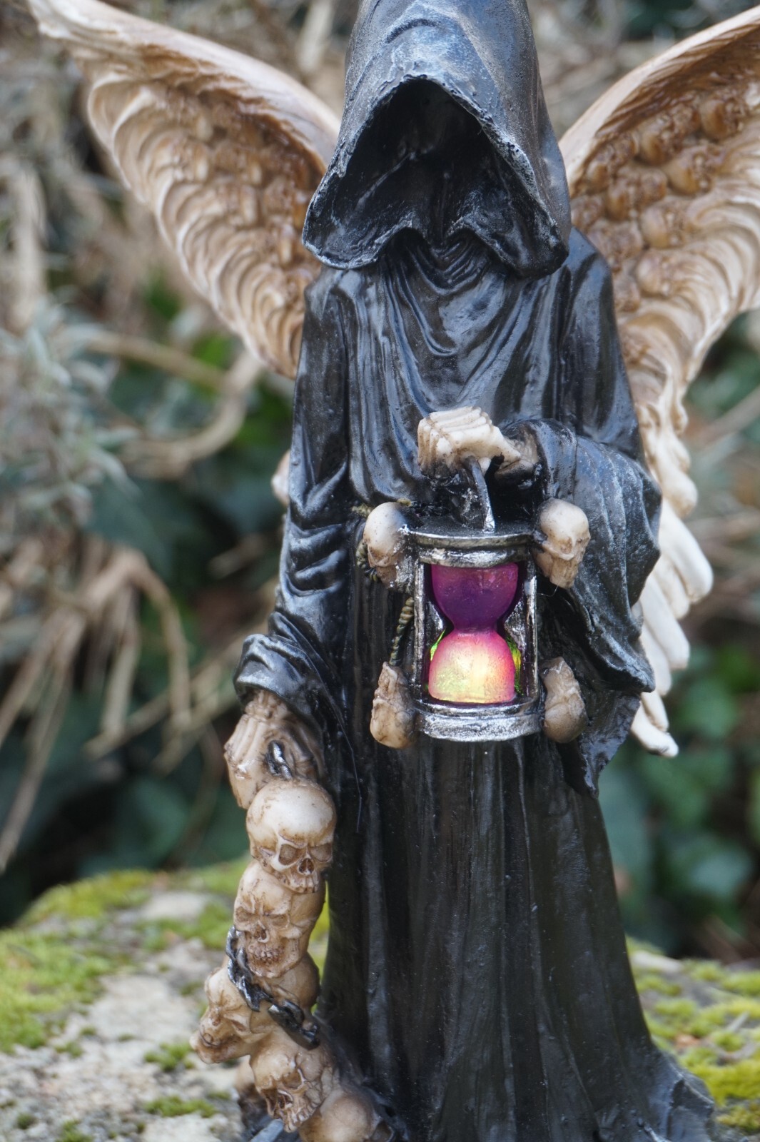 Crâne gothique de la mort avec sablier LED de 21 cm pour ambiance salon mystique