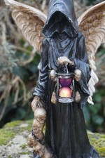 837.2180 FIGURINE  DES MORTS AVEC SABLIER  LED    CRANE  GOTHIQUE 21 cm