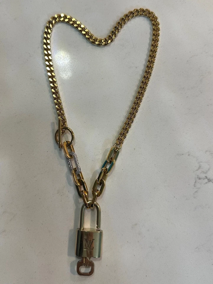 Cerradura y llave Louis Vuitton auténticas personalizadas con cadena S925 llena de oro de 18 quilates sin marca Foto 2 de 4